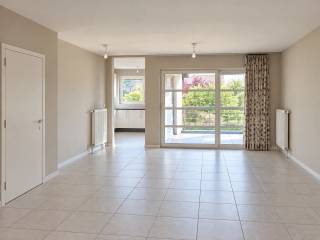 Plan uw bezoek via www.polares.eu<br /><br />Op de eerste en tweede verdieping van deze kleinschalige residentie kan u dit duplex-appartement terugvinden, gelegen op een toplocatie in het centrum van Herent. <br /><br />Binnenkomen doe je in de inkomhal, voorzien van een apart toilet. Deze brengt je naar de open leefruimte, die geniet van veel lichtinval door de verschillende raampartijen. Aansluitend kan je de volledig geïnstalleerde keuken terugvinden. Het terras is bereikbaar via de keuken en leefruimte en kijkt uit op een rustige binnentuin, waardoor je hier volop privacy en licht ervaart.<br /><br />Op de tweede verdieping biedt dit appartement twee grote slaapkamers, waaronder één met een praktische dressing of bureau. Verder heb je de badkamer met toilet, dubbele wastafel en bad. <br /><br />Jouw wagen kan je makkelijk parkeren onder de bijhorende carport. Het appartement is tevens voorzien van een praktische wasplaats. <br /><br />De locatie is uitstekend: alle belangrijke voorzieningen zoals bakker, apotheek en scholen zijn op wandelafstand. Ook pendelaars profiteren van de nabijheid van het station ) en de uitstekende verbindingen naar Leuven, Mechelen en Brussel via de E314 en Mechelsesteenweg.<br /><br />Dit instapklare duplexappartement combineert ruimte, licht en een topligging — de ideale woonplek in Herent voor wie van comfort én bereikbaarheid houdt.
