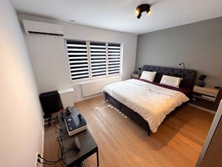 Op zoek naar een instapklaar appartement met een uitstekende ligging en een gunstig energieverbruik? Dan is dit verzorgde appartement op de tweede verdieping zeker een bezoek waard.<br /><br />Het appartement beschikt over een ruime en lichtrijke leefruimte met open keuken, twee slaapkamers (15 m² en 10 m²), een polyvalente ruimte van 5,5 m² en een volledig betegelde badkamer met inloopdouche. Daarnaast is er een afzonderlijk toilet en een praktische inkomhal met voldoende circulatieruimte.<br /><br />De polyvalente ruimte wordt momenteel gebruikt als berging, maar kan perfect ingericht worden als bureau, hobbyruimte, dressing of extra opbergruimte.<br /><br />Via de tweede slaapkamer heeft u toegang tot het westgericht terras, waar u kunt genieten van de namiddag- en avondzon.<br /><br />Dankzij de conforme elektriciteitskeuring, het gunstige EPC-label B, de driedubbele beglazing en de vloerverwarming in de badkamer, keuken en gang biedt dit appartement een aangenaam wooncomfort met lage energiekosten. De grootste slaapkamer is bovendien uitgerust met airconditioning voor extra comfort tijdens warme zomerdagen.<br /><br />Troeven<br /><br />✓ 80 m² bewoonbare oppervlakte<br />✓ 2 volwaardige slaapkamers<br />✓ Polyvalente ruimte (berging, bureau, dressing of hobbyruimte)<br />✓ Airconditioning in de grootste slaapkamer<br />✓ Westgericht terras<br />✓ EPC B - 106 kWh/m² jaar<br />✓ Conforme elektriciteit<br />✓ Vloerverwarming in badkamer, keuken en gang<br />✓ Driedubbele beglazing<br />✓ Lift aanwezig<br />✓ Veiligheidsdeur<br />✓ Twee privatieve kelderbergingen<br />✓ Lage gemeenschappelijke kosten<br />✓ Nabij winkels, scholen, openbaar vervoer en recreatiemogelijkheden