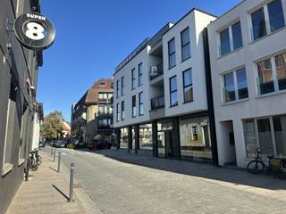 <p>Recent ecologisch appartement in het hartje van Aalter, gelegen in de kleinschalige residentie Pluba. Dit prestigieuze project is ontworpen door het gerenommeerde ARKS Architecten en gebouwd door Mevaco, wat garant staat voor kwaliteit en duurzaamheid. Het appartement omvat: inkomhal, apart toilet en aparte berging, voorzien van aansluiting wasmachine en droogkast, mooie leefruimte, aansluitend met een volledig ingericht open keuken, 2 volwaardig terras. </p><p>Het beschikt over twee volwaardige slaapkamers, apart douchekamer met dubbele lavabo, wat zorgt voor optimaal comfort en privacy.<br />Dit nieuwbouw appartement is voorzien van geothermische warmtepompen en vloerverwarming, wat zorgt voor energiezuinig wonen. Daarnaast is er een kelder berging, een gezamenlijk dakterras, een fietsenstalling voorzien en autostandplaats bij te huren.</p><p>Appartement: € 975,00 per maand<br />Autostaanplaats: € 75,00 per maand. <br />Algemene kosten: € 75,00 per maand (forfait)</p><p>Beschikbaar vanaf 01 januari 2027</p>