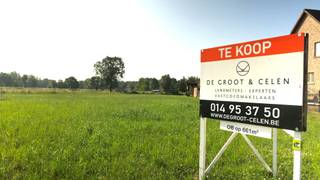 Twee uitzonderlijke bouwgronden te koop tussen natuur en comfort, ZONDER bouwverplichting
Aan de kruising van de Testeltsesteenweg en de Hondsdorestraat in Aarschot bevinden zich twee schitterende bouwgronden die een unieke kans vormen voor wie op zoek is naar een thuis met en een sterke verbinding met de natuur.
Gelegen aan de rand van een uitgestrekt natuurgebied zijn deze percelen een droomlocatie voor natuurliefhebbers, wandelaars, mountainbikers én hondenbezitters. De directe toegang tot wandel- en fietspaden maakt dit een ideale uitvalsbasis voor actieve levensgenieters.
De bouwzones zijn uitzonderlijk breed (14m) – wat heel wat architecturale vrijheid biedt. Of je nu kiest voor een moderne open bebouwing of een landelijke woning met karakter, de mogelijkheden zijn ruim en aantrekkelijk.
Lot 1 is 804m² groot en kost €199.000
Lot 2 is 661m² groot en kost €189.000
Dankzij de zuidoostelijke oriëntatie geniet je de hele ochtend én middag van een mooie natuurlijke lichtinval, wat een aangenaam leefklimaat creëert en tegelijk energiebesparend werkt.
Rust, bereikbaarheid en natuur komen hier samen. Dicht bij verbindingswegen én met alle basisvoorzieningen in de buurt, is dit een locatie waar wonen synoniem wordt voor thuiskomen.
Interesse? Mis deze kans niet en ontdek de mogelijkheden ter plaatse. Bel 014/95.37.50 of e-mail naar immo@degroot-celen.be