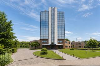 Hoogwaardige kantoorruimte van 626 m² te Anderlecht.<br /><strong>The Mirror</strong> geniet van een strategische ligging aan de <strong>Humaniteitslaan (N266),</strong> één van de belangrijkste toegangswegen tot Brussel, met een vlotte aansluiting op de <strong>Brusselse Ring (R0)</strong>, de<strong> E19</strong> en de <strong>E40</strong>. <br /><br />De verdiepen zijn flexibel indeelbaar en kunnen opgesplitst worden in twee afzonderlijke kantoorruimtes. Ook andere oppervlaktes zijn beschikbaar <strong>vanaf 626 m² tot 1.878 m²</strong>.<br /><br />De ruimte is uitgerust met een performant <strong>HVAC-systeem met koelplafonds</strong>, <strong>LED-verlichting</strong>, vernieuwde sanitaire voorzieningen, een branddetectie- en brandalarmsysteem en <strong>toegangscontrole</strong> met badge. Dankzij de opvallende <strong>glazen gevel </strong>genieten de kantoren van een uitzonderlijke<strong> natuurlijke lichtinval</strong>. De representatieve inkomhal, afgewerkt met wit marmer, zorgt voor een professionele uitstraling en een uitstekende eerste indruk bij bezoekers.<br /><br />Het gebouw biedt ook een groene omgeving, <strong>fietsenstallingen</strong> en <strong>ruime parkeermogelijkheden</strong> met binnen- en buitenstaanplaatsen. Daarnaast zijn er<strong> laadpalen</strong> voor elektrische voertuigen beschikbaar. Onmiddellijk beschikbaar!<br /><br />Contacteer<strong> PANORAMA B2B</strong> voor bijkomende inlichtingen, plannen of een plaatsbezoek via <strong>0477 09 00 09.</strong>