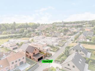 VANAFPRIJS: €399 000In Kemmel (deelgemeente Heuvelland), gelegen in een rustige straat, doch vlakbij allerlei voorzieningen (basisschool, bakkerij,...