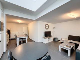 Instapklaar gelijkvloers appartement op een boogscheut van de Grote Markt van Poperinge, met alle nodige voorzieningen nabij. Volledig gerenoveerd, voorzien van alle comfort en zeer gunstig in verbruik.Indeling:* Gelijkvloers 0:- inkomhal- apart toilet- leefruimte met zithoek (43 m²)- open keuken uitgerust met een spoelbak, keramische kookplaat met dampkap, frigo, vaatwasser en oven- 2 slaapkamers (12 &amp; 12 m²)- badkamer voorzien van een inloopdouche en dubbele lavabo- terras (20 m²)=&gt; EPC-label B=&gt; Geen syndickosten=&gt; Beschikbaar vanaf 01/02/2026