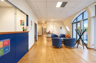 Strategisch gelegen kantoorruimte in het hart van Kapellen.
Bent u op zoek naar een professionele en vlot bereikbare werkplek voor uw bedrijf? Dit functionele kantoor van 235m² bevindt zich in het bekende en levendige complex "Promenade" te Kapellen. Het pand biedt de perfecte balans tussen rustige, private werkruimtes en alle voordelen van een centrale, dynamische locatie.
Indeling en troeven:
• Verschillende afzonderlijke bureauruimtes: Het kantoor is efficiënt opgedeeld in aparte kamers. Ideaal om in te richten als private kantoren, een aparte vergaderzaal of een ontvangstruimte voor klanten.
• Eigen kitchenette: Voorzien van een kitchenette, ideaal voor de koffiepauze.
• Comfort: Grote raampartijen zorgen voor een aangename, natuurlijke lichtinval.
• Sanitair: toiletvoorziening aanwezig.
Unieke ligging in winkelcentrum Promenade:
Werken in de Promenade betekent maximaal comfort voor uw medewerkers en klanten:
• Directe voorzieningen: Supermarkten, horecazaken en diverse winkels liggen letterlijk om de hoek voor de lunch of snelle boodschappen.
• Topbereikbaarheid: Gelegen in het centrum van Kapellen, vlakbij belangrijke invalswegen en op wandelafstand van het station van Kapellen.
• Parkeren: Uw klanten en medewerkers parkeren moeiteloos en comfortabel in de ruime ondergrondse parking van de Promenade.
Financiële info:
• Huurprijs: €1.775 / maand
• Gemeenschappelijke kosten: €587,5 / maand
• Beschikbaarheid: 1 februari 2027
Mis deze unieke kans op een toplocatie in Kapellen niet. Neem vandaag nog contact op voor meer informatie of een bezichtiging ter plaatse!