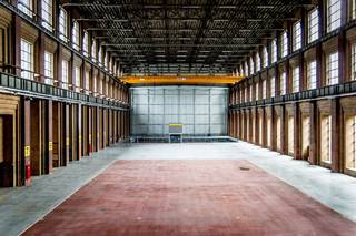 Dit magazijn te huur bevindt zich in een uniek en karaktervol industrieel gebouw op de Interescaut-site te Schelle.Het magazijn is vlot bereikbaar via de Interescautlaan en heeft goede verbindingen met de regionale verkeersassen. Via de nabijgelegen A12 of de N148 bereik je snel Antwerpen, Boom of de rest van de Rupelstreek.De enige toegelaten activiteit is bedrijvigheid: opslag/kleinschalige productie/werkplaats.Oppervlakte:5.100 m²Specificaties:- Vrije hoogte: 23,40 meter- Rolbrug: 16 ton- Goederenlift- Open vrije ruimte: ca. 36 m x 82 m- 3 sectioneelpoorten: 3,25 m x 4,375 m- Draagkracht grijze vloer: 1,5 ton/m²- Draagkracht rode vloer: 8,5 ton/m²Hebt u interesse in dit magazijn te huur in Schelle? Contacteer ons via 09 245 35 35 of business.gent@dewaele.com voor meer info of een bezoek.