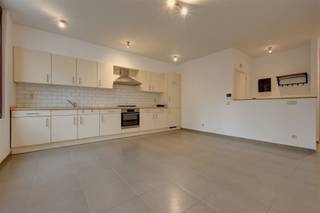 <p><span>Dit </span><span>gezellig appartement</span><span> is gelegen op het Falconplein in centrum Antwerpen. De </span><span>ligging is super rustig en centraal</span><span> met supermarkten, het Eilandje, de Meir, openbaar vervoer,... op wandelafstand.</span></p><p><span>Het appartement is gelegen op de </span><span>eerste verdieping</span><span> en is bereikbaar met de trap. We betreden het appartement via de </span><span>leefruimte met open keuken. </span><span>De keuken beschikt over een ijskast, gasvuur, oven en dampkap. Aan de achterzijde van het appartement zijn de </span><span>twee slaapkamers </span><span>gelegen. Een van deze twee slaapkamers geeft toegang tot het </span><span>aangenaam terras</span><span>. Verder is er nog de badkamer dewelke recent vernieuwd is. Deze badkamer beschikt over een douche, dubbele lavabo, toilet en aansluiting voor een wasmachine.</span></p><p><span>Indeling</span><span>:<br />- lichtrijke woonkamer<br />- open keuken<br />- badkamer<br />- slaapkamer 1<br />- slaapkamer 2<br />- terras</span></p><p><span>Bijzonderheden:</span><span><br />- gemeenschappelijke kosten: forfait 50 euro per maand <br />- nutsvoorzieningen apart </span></p><p><span>-</span><span> beschikbaar vanaf 1 december 2026</span></p><p><span>Ben jij geïnteresseerd in dit appartement te huur in het centrum van Antwerpen, ben je op zoek naar ander vastgoed, een investering of wens je de waarde van jouw eigendom te kennen? Dan ben je bij BOLT Immo aan het juiste adres! Wij helpen jou graag verder.</span></p><p><span> </span></p><p><span> </span></p>
