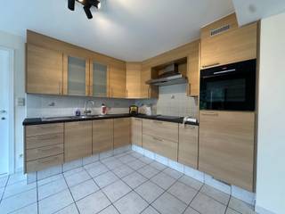 Dit instapklaar duplex-appartement is rustig gelegen in het centrum van Staden.Het appartement heeft volgende indeling:Inkomhal, ruime leefruimte met...
