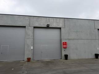 Opslagruimte +-165m² te huur.Breedte: 7,50 mDiepte: 21,50 mHoogte poort +- 4 mOnmiddellijk beschikbaarPrijs exclusief onroerende voorheffing en BTW...