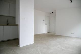 <p>On the third floor you can find this fully renovated apartment.<br />Located 100 meters from the lowered Leieboordeen and 500 meters from the Grand Place, you have everything at hand.<br />Income with bright living room and beautiful glass windows, fitted kitchen with appliances, bathroom with step-in shower and a spacious bedroom.</p>