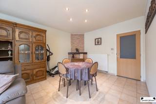 <p>Cet agréable appartement de <strong>1 à 2 chambres,</strong> situé sur le site  , allie confort, lumière et efficacité énergétique dans un <strong>petit immeuble</strong> où <strong>les charges communes sont très faibles</strong>.</p><p>L'<strong>espace de vie confortable d'environ 40 m²</strong> est baigné de lumière et communique avec <strong>deux fenêtres coulissantes</strong> qui donnent accès au <strong>balcon côté rue (environ 6 m²)</strong>. L'espace de vie est suffisamment spacieux pour accueillir un salon et une table à manger.</p><p>La <strong>cuisine entièrement équipée</strong> est pratique  et dispose d'une <strong>pièce de rangement communicante</strong>, idéale pour les rangements supplémentaires et les appareils électroménagers. <br />La <strong>salle de bains</strong> est équipée d'un <strong>lavabo et d'une douche</strong>, tandis que les <strong>toilettes sont situées dans une pièce séparée</strong> pour plus de commodité.</p><p>Les toilettes sont situées dans une pièce séparée pour plus de commodité :</p><p>En outre, l'appartement est équipé de <strong>volets automatiques</strong> et se classe particulièrement bien en termes d'efficacité énergétique avec un <strong>EPC favorable de 124 kWh/m²an</strong>.</p><p>Un appartement idéal pour ceux qui veulent un logement confortable, pratique et économe en énergie dans un endroit agréable.</p>