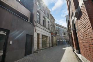 <p>Investeringsopportuniteit in hartje Aalst – Opbrengsteigendom met 4 verhuurde appartementen</p><p>Op slechts 200 meter van de Grote Markt van Aalst staat dit appartementsgebouw met 4 afzonderlijke wooneenheden. Alle appartementen zijn momenteel verhuurd, waardoor u vanaf dag één kan rekenen op stabiele inkomsten.</p><p>Indeling:</p><p>4 afzonderlijke appartementen<br />Eigen nutsvoorzieningen per appartement</p><p>Huuropbrengsten:</p><p>Appartement 1: €575/maand<br />Appartement 2: €475/maand<br />Appartement 3: €595/maand<br />Appartement 4: €550/maand</p><p>Totale maandelijkse huuropbrengst: €2.195<br />Berekening op basis van 10 maanden verhuur = €21.950/jaar</p><p>Bij een aankoopprijs van €365.000 geeft dit een bruto huurrendement van 6,01% (zonder aankoopkosten meegerekend).</p><p>Interessante opbrengsteigendom met onmiddellijk rendement.</p><p>Troeven:</p><p>Centrale ligging op wandelafstand van winkels, horeca en openbaar vervoer<br />Slechts 200 m van de Grote Markt<br />Direct rendement dankzij bestaande huurcontracten</p><p>Een interessante kans voor investeerders die op zoek zijn naar een opbrengsteigendom met bewezen inkomsten op een toplocatie in Aalst.</p>
