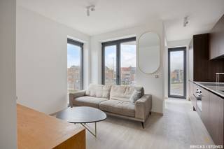 Dit volledig bemeubeld, energiezuinig nieuwbouw appartement met twee ruime slaapkamers.Aangename en lichtrijke leefruimte dankzij de grote...