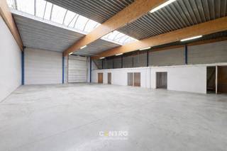 <p><strong>OPSLAGRUIMTE</strong> <strong>(18 x 24m) </strong>op ambachtelijke zone te Oostkamp (Kampveld).<br /><strong>Geïntegreerde KANTOORRUIMTEN</strong>: afzonderlijk bureel, vergaderzaal/toonzaal en afsluitbare werkplaats.<br />Er is tevens <strong>een toilet en douche</strong> voorzien.<br /><br /><u><strong>AFWERKING MAGAZIJN</strong></u>:<br />Metalen constructie met gelamelleerde houten liggers, gepolierde betonvloer, geïsoleerd plat dak (steeldeck) met centrale lichtstraat, 1 elektrische sectionaalpoort (h: 4,2), vrije hoogte: 5m, 1 toilet + lavabo en douche.<br /><br /><u><strong>NUTSVOORZIENINGEN</strong></u>:<br />Elektriciteit (3 x 400V, drijfkracht), warme luchtblazer op aardgas, stadswater.<br /> </p>
<p><u><strong>LIGGING</strong></u>:<br />Op ambachtelijke zone te Oostkamp. ZEER vlot bereikbaar vanaf E40. (Vlabij afrit 9)! <br /><br /><u>* Bijzonderheden:</u><br />- De maandelijkse vergoeding is exclusief onroerende voorheffing (forfaitair vastgelegd op 1 maand huur) en btw (21%).<br />- Onze referentie op <strong>www.centro.be</strong>:<strong> P0027D</strong></p>