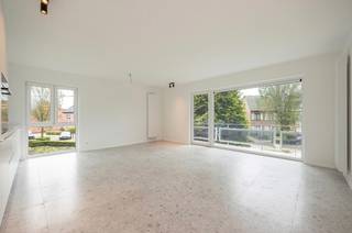 Gelegen in het hart van Turnhout, met scholen, winkels, restaurants en culturele voorzieningen op wandelafstand én een vlotte verbinding met de ring. Lichtrijk appartement met twee ruime slaapkamers en berging, een moderne keuken, uitgerust met nieuwste apparatuur, eigentijdse badkamer met douche en lavabo en een apart toilet. Er is een ondergrondse staanplaats bij onder het naastgelegen gebouw, waar ook fietsen gestald kunnen worden. Het appartement beschikt over eigen zonnepanelen (4,1kW) en er is een moderne condensatieketel die uw verbruik verlagen!