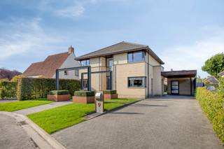 <p><span>Ruimte, rust en een heerlijke tuin komen samen in deze vrijstaande villa aan Agnetendal 9 in Arendonk. De woning werd gebouwd in 2000 en ligt op een perceel van 687 m² in een rustige, residentiële omgeving. Met 229 m² woonoppervlakte is er verrassend veel ruimte voor wonen, werken en ontspannen.</span></p>
<p><span>Bij binnenkomst merk je meteen dat deze woning meer te bieden heeft dan alleen de gebruikelijke lichte leefruimtes. Naast een geïnstalleerde keuken, 3 ruime slaapkamers en een royale badkamer beschikt de woning over een aparte praktijk- of kantoorruimte. Ideaal voor wie vanuit huis werkt, een eigen praktijk heeft of behoefte heeft aan een extra multifunctionele plek voor werk, hobby of andere doeleinden. (De mogelijkheid voor eigen opgang.)</span></p>
<p><span>Ook de ruime zolder zorgt voor extra mogelijkheden. Deze is bereikbaar via een vaste trap en kan naar eigen behoefte worden gebruikt. Daarnaast beschikt de woning over een kruipruimte.</span></p>
<p><span>Comfort is hier duidelijk een belangrijk onderdeel van de woning. Er is centrale verwarming op aardgas met radiatoren op de bovenverdieping en op de benedenverdieping is vloerverwarming aanwezig. De woning en garage zijn voorzien van aluminium kozijnen met dubbele beglazing.</span></p>
<p><span>Ook op energetisch vlak biedt de woning aantrekkelijke troeven. Met een EPC-label B en een energiescore van 123 kWh/m²/jaar is de woning energiezuinig. Daarnaast beschikt het dak over 22 zonnepanelen met een totaal vermogen van 6.820 Wp. De PV-installatie werd in januari 2026 gekeurd en conform bevonden.</span><span> </span></p>
<p><span>De tuin is volledig aangelegd en omheind, geeft privacy en biedt dankzij de royale afmetingen volop mogelijkheden om op verschillende momenten van de dag van het buitenleven te genieten. Door de omvang van de tuin zijn er meerdere plekken waar op elk moment van de dag een fijne plek in de zon of schaduw te vinden is.</span></p>
<p><span> </span></p>
<p><span>De zwemvijver vormt een echte blikvanger. Verder beschikt de woning over een terras voorzien van overkapping en een mooie plek onder de bomen. Ook voor auto’s is er meer dan voldoende parkeergelegenheid dankzij de aanwezige carport en de opritten aan beide zijden van het huis.</span></p>
<p><span> </span></p>
<p><span>De woning ligt in de rustige wijk De Bosvelden, dicht bij de Nederlandse grens en op loopafstand van het dorpscentrum met horeca en winkels.</span></p>
<p><span> </span></p>
<p><span>Kortom: een ruime en instapklare vrijstaande villa met 3 slaapkamers, badkamer, separate toiletten, extra werkruimte en een zolder met veel bergruimte en een fraai aangelegde onderhoudsvriendelijke tuin met zwemvijver. Een woning waar binnen én buiten volop ruimte is om te wonen, te werken en te genieten.</span></p>
<p></p>
<p><strong><span>Kijkmoment: 17 okt van 10u tot 12u</span></strong><span></span></p>
<p><strong><span>Alleen op afspraak.</span></strong><span></span></p>
<p><span> </span></p>
<p><strong><span>Bezichtigen of meer informatie?</span></strong><span></span></p>
<p><strong><span>www.agnetendal9.be</span></strong></p>