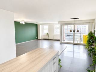 Welkom in dit uitzonderlijk ruime en lichtrijke dakappartement, ideaal gelegen op wandelafstand van het station en het centrum van Lier.<br /><br />Dit appartement bevindt zich als enige op de bovenste verdieping, wat zorgt voor maximale privacy en een overvloed aan natuurlijk licht.<br />U wordt verwelkomd in een ruime gemeenschappelijke inkomhal met lift, die leidt naar het privatieve gedeelte.<br /><br />Binnenin beschikt het appartement over een inkomhal met gastentoilet en vestiaireruimte.<br />Vanuit de inkomhal bereikt u de volledig uitgeruste keuken en de aangename, ruime leefruimte. De keuken is voorzien van alle comfort, waaronder een vaatwasser, gasfornuis, oven, microgolfoven, koelkast en diepvriezer, en sluit naadloos aan op de leefruimte.<br /><br />De leefruimte geeft toegang tot het zuidgericht terras (6 m²) aan de voorzijde, waar u in alle rust kan genieten van de zon.<br /><br />Via de nachthal bereikt u de volledig uitgeruste badkamer en drie volwaardige slaapkamers (13 m², 13,5 m² en 24 m²). De twee slaapkamers aan de achterzijde geven toegang tot een tweede terras (6 m²).<br /><br />Pluspunten:<br />+ Gunstige ligging nabij station en centrum Lier<br />+ Recent gebouw<br />+ 3 ruime Slaapkamers<br />+ Lichtrijk door de grote raampartijen<br />+ 2 terrassen (2x 6m²)<br />+ Gunstige EPC B (167kWh/m²)<br />+ Elektriciteit conform<br /><br />Heeft u interesse in dit prachtig dakappartement en wenst u een bezoek ter plaatse in te plannen? Aarzel niet ons te contacteren. Wij zijn bereikbaar via het nummer 03 337 50 70 of info@vbvastgoed.be.