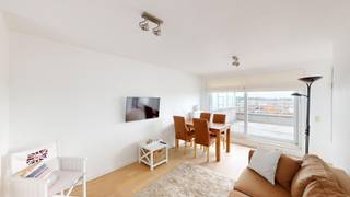 Res.Fairy I. Zeer mooi en recent penthouse appartement op de Tijdokstraat te Zeebrugge.<br />Het appartement beschikt over de leefruimte met open keuken, ruime zonneterrassen aan weerzijden met mooi open zicht.<br />Berging met plaats voor wasmachine, apart toilet, badkamer met ligbad en lavabo, ruime slaapkamer.<br />Lift tot het bovenste verdiep!<br />Ref.A516