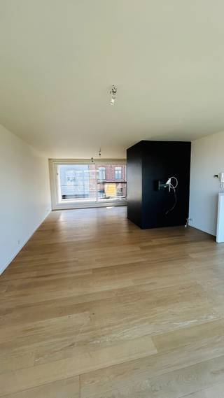 Ruime woning op topligging bestaande uit:- Kelder;- Gelijkvloers met: garage, inkomhal met toilet, ontspanningsruimte/1e slaapkamer, wasplaats, tuin...