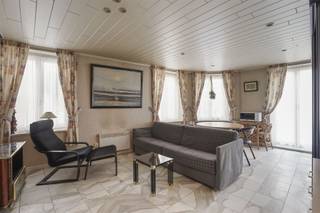 Lichtrijke & ruime studio gelegen op een toplocatie vlakbij de zeedijk, de jachthaven en het winkel-wandelgebied.De ideale uitvalbasis van deze...