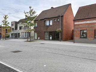 Zoekt u een kantoor of commerciële ruimte in de Kempen? Dit veelzijdige kantoorruimte/handelspand te huur is uitermate geschikt voor de uitbating van een zaak, kantoor of praktijk in Kasterlee. Het bouwjaar is 1987, het pand werd gerenoveerd in 1994 en beschikt over een functionele indeling.<br /><br />Dankzij de ligging aan de hoofdbaan in Kasterlee geniet uw onderneming van een goede bereikbaarheid en visibiliteit. Het pand is vlot toegankelijk via de invalswegen en het openbaar vervoer.<br /><br />Troeven van dit handelspand: <br />- Gunstig EPC-label (label C)<br />- Privatieve parkeerplaats <br />- Ruim handelspand, makkelijk op te delen in verschillende ruimtes <br />- Goede visibiliteit <br />- Vlotte bereikbaarheid <br /><br />Het pand wordt verwarmd op gas via radiatoren. De nodige aansluitingen voor airco zijn reeds voorzien, wat een snelle installatie mogelijk maakt. Bent u geïnteresseerd om deze kantoorruimte te huren? Neem gerust contact op voor een bezoek ter plaatse in Kasterlee.<br /><br /><br />Bestuursmaatregelen in het maatregelenregister: in aanvraag