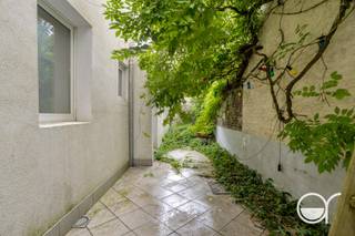 Deze herenwoning is super gelegen langs de mooie groene Parklaan op wandelafstand van het Sint-Pietersstation en het Citadelpark. Het grote pluspunt is de ruimte, het kleine tuintje en de garage die langs achteren bereikbaar is via de Oude Fortweg. Indeling: mooie authentieke inkom, ruime leefruimte, keuken en in de achterbouw nog 3 rmultifunctionele ruimtes en een badkamer. Op de tussenverdieping is er een slaapkamer met badkamer. Op de eerste verdieping hebben we 2 slaapkamer met badkamer en op de tweede verdieping een kamer met mezzanine en badkamer en nog een grote zolderkamer. De woning is volledig onderkelderd. EPC label C. Verwarming op gas en er zijn ook zonnepanelen aanwezig. Deze woning biedt heel wat mogelijkheden en na wat opfriswerk kunt je er een echt pareltje van maken. Voor meer info en een bezoek contacteer Annick@rosseel.be of 09/280.20.43