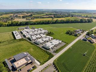 <p><strong>ONTDEK BUSINESS PARK GEORGES TIJDENS ONZE OPENDEURDAGEN</strong> Meer informatie via zabra.be/georges.</p><p>Deze KMO-unit bevindt zich in Business Park Georges, een gloednieuw bedrijvenpark in Saint-Georges-sur-Meuse, vlak bij de E42 tussen Luik en Namen.</p><p>Met een oppervlakte van 231 m² biedt deze hoekunit heel wat mogelijkheden voor opslag, een atelier of een bedrijfsruimte op maat van jouw onderneming. Dankzij het raam op het gelijkvloers geniet je van extra natuurlijke lichtinval en een professionele uitstraling.</p><p>De unit beschikt over 4 privatieve parkeerplaatsen en een vrije hoogte van 5,65 meter. Dankzij de mogelijkheid tot mezzanine benut je de beschikbare ruimte optimaal.</p><p><strong>Troeven:</strong><br />• hoekunit met extra zichtbaarheid<br />• 231 m² bruikbare ruimte<br />• raam op het gelijkvloers<br />• 4 privatieve parkeerplaatsen<br />• mogelijkheid tot mezzanine<br />• vlotte verbinding via de E42 Luik-Namen<br />• interessant voor eigen gebruik of investering</p><p><strong>Bezoek Business Park Georges tijdens één van onze opendeurdagen of contacteer ons voor meer informatie op het nummer 0472 89 60 18. Onze vertegenwoordigers staan je graag te woord.</strong></p>