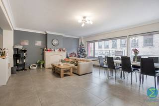 <p><strong><span>Ruim en lichtrijk appartement met 3 slaapkamers in het centrum van Arendonk</span></strong></p>
<p><span>Op een uitstekende locatie in het hart van Arendonk, op wandelafstand van winkels, horeca en andere voorzieningen, bevindt zich dit ruime appartement van maar liefst </span><strong><span>140 m²</span></strong><span> op de eerste verdieping van een gebouw met lift.</span></p>
<p><span>Bij het betreden van het appartement komt u in een royale inkomhal die toegang biedt tot de verschillende leefruimtes. De ruime en lichtrijke woonkamer vormt het gezellige hart van het appartement en sluit aan op de praktische keuken. Verder beschikt het appartement over </span><strong><span>drie volwaardige slaapkamers</span></strong><span>, een comfortabele badkamer uitgerust met zowel een douche als een ligbad, een apart toilet en een handige berging.</span></p>
<p><span>Achteraan geniet u van een </span><strong><span>ruim terras</span></strong><span>, ideaal om in alle rust te ontspannen. Daarnaast beschikt het appartement over een </span><strong><span>privatieve kelderberging</span></strong><span> en een </span><strong><span>autostaanplaats.</span></strong></p>
<p><span>Dankzij de centrale ligging, de royale bewoonbare oppervlakte en de praktische indeling is dit appartement de ideale keuze voor gezinnen, koppels of wie op zoek is naar comfortabel wonen in het centrum van Arendonk.</span></p>
<p><strong><span>Troeven:</span></strong></p>
<ul>
<li><span>Centrale ligging in het centrum van Arendonk</span></li>
<li><span>Op wandelafstand van winkels en voorzieningen</span></li>
<li><span>140 m² bewoonbare oppervlakte</span></li>
<li><span>3 volwaardige slaapkamers</span></li>
<li><span>Badkamer met douche én ligbad</span></li>
<li><span>Apart toilet</span></li>
<li><span>Ruime woonkamer</span></li>
<li><span>Groot terras aan de achterzijde</span></li>
<li><span>Privatieve kelderberging</span></li>
<li><span>Autostaanplaats inbegrepen</span></li>
<li><span>Lift aanwezig in het gebouw</span></li>
<li><span>Momenteel is het appartement verhuurd met een contract van 3 jaar - ingegaan op 01/05/2025</span></li>
<li><span>De gevel wordt weldra in een lichte kleur overschilderd!</span></li>
</ul>