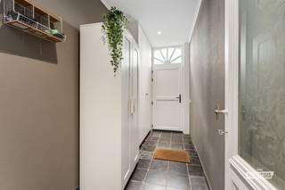 Deze prachtig gerenoveerde halfopen bebouwing is gelegen op wandelafstand van het centrum van Hooglede en in de nabijheid van belangrijke invalswegen.<br /><br />Op het gelijkvloers betreedt u de woning via een karaktervolle inkomhal met apart gastentoilet. De lichtrijke leefruimte, afgewerkt met parket en grote raampartijen, sluit naadloos aan op de recent geïnstalleerde open keuken. Deze is volledig uitgerust met alle nodige inbouwtoestellen, waaronder een dubbele spoelbak, gasvuur, ruime koelkast, combi-oven, dampkap, vaatwasser en microgolfoven.<br /><br />Via de keuken heeft u toegang tot het zuidwest-georiënteerde terras, ideaal om te genieten van de zon. Daarnaast is er vanuit de keuken ook toegang tot de kelder.<br /><br />Op de eerste verdieping bevinden zich een eerste slaapkamer, momenteel ingericht als bureauruimte, en een tweede ruime slaapkamer met dressing. De badkamer is volledig uitgerust met een inloopdouche, ligbad, dubbele wastafel, toilet en een praktische wasruimte. De zolderverdieping werd bovendien volledig ingericht tot een extra ruime derde slaapkamer.<br /><br />De woning beschikt reeds over een conform elektriciteitsattest alsook een gunstige EPC-score, waarbij de recent geplaatste 12 zonnepanelen nog niet werden meegerekend.<br /><br />Buiten geniet u van een gezellig terras, perfect voor een barbecue met familie en vrienden.<br /><br />Voor meer informatie of een bezoek, neem gerust contact op via axel@immofrancois.be<br /><br /> of telefonisch op 0471/45.29.95.<br /><br />