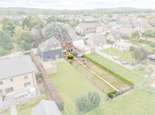 <p><span>Deze </span><span>solide, te renoveren woning</span><span> is gelegen nabij de dorpskern van Idegem (Geraardsbergen), op een perceel van 532m².</span></p><p><span>Deze vrijstaande woning uit 1964 wordt nog steeds bewoond door de eerste eigenaars, is steeds </span><span>piekfijn onderhouden</span><span> en werd opgebouwd, ingericht met kwalitatieve materialen. </span></p><p><span> </span></p><p><span>Deze woning valt voornamelijk op door zijn volumes. Op het gelijkvloers treffen we een ruime leefruimte, keuken, veranda, badkamer en inpandige garage. De eerste verdieping beschikt over 4 slaapkamers. Een vaste trap verleent toegang tot de tweede verdieping, dewelke één grote ruimte betreft onder het dakvolume van circa 55m². Deze ruimte kan op verschillende manieren benut worden, hetzij als extra kamer, hobbyruimte, bureau,... Ook een praktische, droge kelder is voorhanden. De ramen werden vernieuwd in 2012 en beschikken allen over rolluiken + het hoofddak werd reeds geïsoleerd en is in een goede staat. De verwarming verloopt elektrisch/stookolie, er is geen CV op de verdiepen. In de tuin is het aangenaam genieten, maar een weids zicht op de achterliggende velden. Deze woning verkeerd algemeen in een structureel goede staat, maar dient aangepast te worden naar de hedendaagse woonnormen en -comfort. </span></p><p><span> </span></p><p><span>Het pand is beschikbaar bij akte. Interesse? Contacteer uw makelaar Michel voor een bezoek: 09/225.00.78.</span></p><p><span> </span></p><p><span>Renovatieplicht: Ja</span></p><p><span> </span></p>