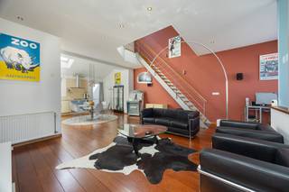Pal in het recent heraangelegde centrum van Rijmenam bevindt zich deze charmante rijwoning. De woning werd in 2001 grondig gerenoveerd en verkeert vandaag nog steeds in een uitstekende staat.<br /><br />Dankzij de open vide geniet de woning van een aangename lichtinval en een ruimtelijk gevoel. Bovendien scoort ze uitstekend op technisch vlak met een gunstig EPC-label B, een conforme elektriciteitskeuring en een gunstig asbestattest.<br /><br />Achteraan bevindt zich een koer/tuintje met tuinhuis, ook bereikbaar via een erfdienstbare doorgang achter de woning.<br /><br />De ligging is een absolute troef: midden in het dorpscentrum, op wandelafstand van winkels en voorzieningen, vlak bij de prachtige Dijlevallei en met een vlotte verbinding naar Mechelen, Leuven en de omliggende gemeenten.<br /><br />Een instapklare woning op een centrale locatie, ideaal voor wie comfortabel wil wonen in een aangename omgeving.<br /><br />Contacteer Nico voor een bezoek ter plaatse via Nico@reds.be of op het nummer 0478 012 012.
