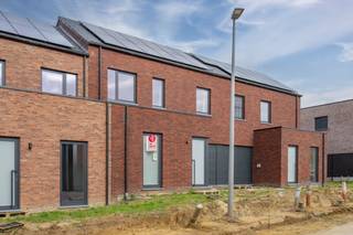 Op 't Hoge in Kortrijk bieden wij deze prachtige ruime woning met drie slaapkamers aan. Met een hoge afwerkingsgraad, zonnepanelen en een absolute topligging is dit een topper! Kortom de ideale gezinswoning!<br /><br />INDELING: <br /><br />GELIJKVLOERS: <br />- inkomhal met gastentoilet <br />- ruime leefruimte met prachtig verzicht<br />- open keuken met alle hedendaagse toestellen <br />- tuin met groot terras <br />- garage<br /><br />1°VERDIEPING: <br />- 3 ruime slaapkamers<br />- badkamer met dubbele lavabo, inloopdouche en bad<br />- berging<br />- toilet<br /><br />2° VERDIEPING:<br />- zolder<br /><br />Troeven: <br />- aangename en rustige nieuwbouwwijk<br />- energetische topper met een E-peil onder 0<br />- terras, tuin en garage<br />- absolute top ligging<br /><br />Onmiddellijk beschikbaar!<br /><br />Benieuwd naar deze woning? Vraag dan snel uw bezoek aan via www.dewaele.com