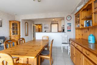 <p>Te koop: appartement op de Zeedijk in Sint-Idesbald, met prachtig zeezicht en een ruim zongericht terras.</p>
<p> </p>
<p>Dit appartement ligt op een toplocatie in Sint-Idesbald, recht tegenover het strand en de duinen.<br />De ligging op de Zeedijk biedt een uniek uitzicht op zee en een levendige omgeving met winkels, restaurants en wandelpaden binnen handbereik. Met twee ruime slaapkamers en een groot terras op het zuiden is dit de ideale plek voor wie wil genieten van de kust in alle comfort. Het pand combineert een praktische indeling met een uitzonderlijke ligging.</p>
<p> </p>
<p>Belangrijkste ruimtes:<br />• Living met veel lichtinval en directe toegang tot het terras<br />• Keuken met functionele indeling<br />• Twee ruime slaapkamers<br />• Badkamer met ligbad en wastafel<br />• Inkomhal met vestiaire<br />• Ruim zongericht terras</p>
<p> </p>
<p>Troeven:<br />• Zeedijk Sint-Idesbald – unieke ligging aan zee<br />• Twee ruime slaapkamers – ideaal voor gezin of gasten<br />• Ruim zongericht terras – genieten van zon</p>
<p> </p>
<p>Neem vandaag nog contact op met je ERA-makelaar voor een bezoek.<br />058 51 92 95 of op simon@eraservimo.be</p>
<p> </p>
<p>JOUW DROOMAPPARTEMENT. ZO GEVONDEN!</p>