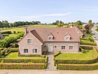 Te koop: exclusieve villa van 550 m² op rustige ligging en genietend van een prachtig open zicht in LennikIn een rustige en residentiële omgeving in Lennik bevindt zich deze prachtige villa met een indrukwekkende bewoonbare oppervlakte van maar liefst 549 m².Wat maakt dit pand uniek?Indeling: grote ruime inkomhal, lichtrijke gezellige grote leefruimte (parket, prachtige sierschouw en open zicht op de tuin), vernieuwde, volledig uitgeruste keuken met extra ontbijthoek, praktische berging/wasplaats, bureau van 30m2/praktijk, 2 garages. De verdieping biedt vier zeer grote slaapkamers. De masterbedroom (ca. 45 m²) beschikt over een dressing en een eigen badkamer. Een tweede slaapkamer is reeds voorzien van aansluitingen voor een extra douchekamer, de derde en vierde slaapkamer delen een badkamer.De woning beschikt daarnaast over een zolder met vaste trap en een kelder van ca. 60 m², wat zorgt voor extra opslagruimte.Buiten geniet je van een volledig aangelegde, zuidgerichte tuin met terras genietend van een prachtig open zicht. Er zijn bovendien drie extra staanplaatsen voorzien.Voor wie is dit ideaal?Ideaal voor gezinnen of ruimtezoekers die op zoek zijn naar een exclusieve villa met veel woonvolume, in een rustige en gegeerde omgeving.Te koop via Immo Beguin, jouw vastgoedexpert sinds 2009, met kantoren in Ronse, Waregem, Kortrijk, Deinze, Doornik en Lessines.Bezoek of meer info via sophie@immobeguin.be