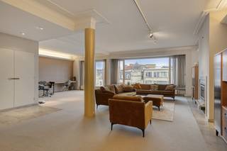 Dit instapklaar dakappartement heeft een bewoonbare oppervlakte van 165 m² en bevindt zich aan de Belgiëlei in het hartje van Antwerpen...