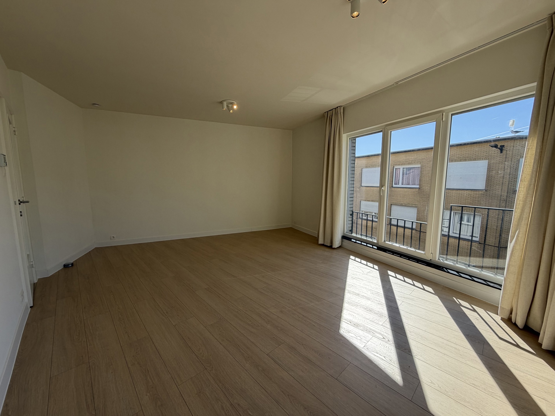 Ruim vernieuwd appartement met twee volwaardige slaapkamers - foto 2