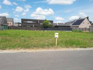 Nieuwe verkaveling nabij de Mandellaan (tussen Kazandstraat en Schaapbruggestraat). Rustig en centraal gelegen. 10 loten voor open bebouwing en 34 loten voor halfopen bebouwing. De oppervlaktes variëren van 275 m² tot 691 m². Vrije keuze van ontwerp en materialen. Lot 1.35 is 406 m² en bestemd voor open bebouwing.