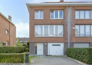 <strong>Woonst met een leuke tuin op een toplocatie.</strong><br />Nabij invalswegen, openbaar vervoer, station, winkels en scholen.<br /><br />Deze te renoveren woning biedt u op het gelijkvloers een ruime inkomhal, een praktische wasplaats/stockage met apart toilet en een garage.<br /><br />De eerste verdieping bestaat uit een ruime woonkamer (L-vorm) met veel lichtinval en de aparte keuken.<br /><br />Op de tweede verdieping bevinden zich 3 slaapkamers, waarvan 1 kleinere die kan dienen als bureau, dressing of kinderkamer, en een badkamer met ligbad, wastafel en toilet. <br /><br />Via een uitvouwtrap is er toegang naar de zolder, die mits renovatie ingericht kan worden als extra slaapvertrek.<br /><br />De tuin, rustige omgeving en praktische lay-out zijn enkele van de karakteristieken die van dit huis de ideale gezinswoning kunnen maken, mits renovatie/actualisatie.<br /><br />EPC 458kWh/m² jaar<br />Label E (renovatieplicht van toepassing)<br />Elektrische installatie niet conform<br />Asbest attest in opmaak