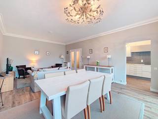 Bezoek inplannen? Graag per email: edegem@immopoint.be In een woonwijk, vlakbij het gekende park De Romeinse put, vinden we dit recent gezellige appartement met slaapkamers.<br /><br />INDELING<br />Ons appartement bevindt zich op de eerste verdieping, welke we bereiken via lift of trap. Via een veiligheidsdeur betreden we het appartement in de ruime inkomhal. Deze is voorzien van een ingemaakte vestiaire en toilet, met handenwasser.<br /><br />De ruime en lichte leefruimte geeft, door middel van een grote schuifraam, uit op het terras. Het terras loopt over de volledige breedte van het appartement en heeft zicht op het bruisende en groene Sint-Goriksplein.<br />De mooie keuken is volledig uitgerust met keramische kookplaat, dampkap, microgolfoven, oven, ijskast met vriesvak, 1,5 spoelbak en een vaatwasmachine.<br /><br />De eveneens grote slaapkamer biedt ook toegang tot het terras.<br /><br />De badkamer in 'welness-stijl' met mozaïk tegel, met inloopdouche, enkele lavabo + meubel en een ingemaakte kast waar we de condensatieketel en de aansluiting voor wasmachine en droogkast terugvinden.<br /><br />BIJZONDERHEDEN<br />Het appartement is uitgerust met een privatieve kelderberging. De kelderverdieping is ook te bereiken via de lift.<br />PVC schrijnwerk met dubbele beglazing, condensatieketel op gas. EPC label "A".<br />Mogelijkheid om bemebeubeld te huren met een opleg van € 50/maand.<br />Maandelijkse provisie €70: minuterie, voorschot water, poets van de gemene delen, onderhoud lift<br />3 maanden waarborg - PB: € 160 + BTW per partij - meteen beschikbaar.<br />Meer info: www.immopoint.be