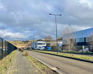 Nieuwe professionele unit van 400 m², geschikt voor activiteiten klasse A, B of C, gelegen in een groene omgeving. Modulaire ruimtes,...