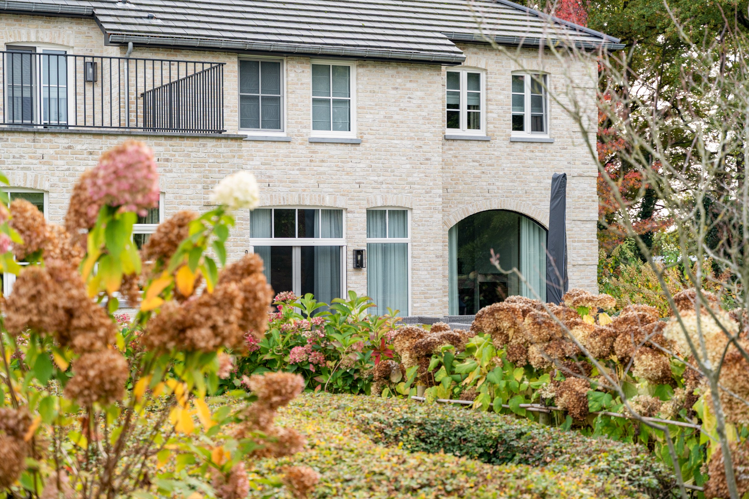 Villa exclusive d'environ 397m² sur un terrain magnifiquement aménagé et clôturé de 2058m² à Genk. - photo 4