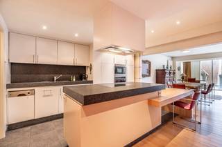 <strong>Zeer goed en ruim onderhouden appartement van ca. 144 m², gelegen op de 3de verdieping van Residentie Swinnenhof. Dit ruime appartement bevindt zich in het centrum van Turnhout en biedt aan de achterzijde een prachtig en rustig uitzicht op het Heilig-Graf. De residentie is voorzien van een lift. Dankzij de zeer centrale ligging bevindt u zich op wandelafstand van de Grote Markt. Bovendien beschikt het appartement over een gunstige EPC-score van 129 kWh/m² (label B en een conforme elektrische installatie. <span>De vraagprijs is inclusief een privé kelderberging en garage ter waarde van 28.000 EUR.</span></strong><br /><br /><span>Indeling van het appartement</span>: <br /><br />Wanneer u binnenkomt, wordt u ontvangen in een ruime inkomhal met plaats voor een vestiairekast. Vanuit hier heeft u via een glazen deur toegang tot de lichtrijke woonkamer, die dankzij de grote raampartijen geniet van veel natuurlijk daglicht en voorzien is van brede schuifbare raampanelen. De woonkamer sluit mooi aan op de moderne open leefkeuken met kookeiland, uitgerust met kookvuur, vaatwasser, koelkast, oven en microgolf, en die desgewenst kan worden afgesloten met stijlvolle Japanse schuifpanelen. Aansluitend vindt u een praktische berging met cv-ketel en aansluitingen voor wasmachine en droogkast. <br /><br />Via de nachthal bereikt u het gastentoilet en een tweede berging, die desgewenst kan dienen als extra badkamer of dressing. Verder beschikt u over twee slaapkamers met ingemaakte kasten, waarvan één voorzien is van een handig opklapbed, en een badkamer met ligbad, wastafel en inloopdouche.<br /><br />Aan de achterzijde bevindt zich een ruim terras dat zich uitstrekt over de volledige breedte van het appartement. Vanuit beide slaapkamers heeft u rechtstreeks toegang tot dit terras, waar u in alle rust geniet van het groene uitzicht op het Heilig-Graf, volledig vrij van inkijk. <br /><br /><span><strong>Inclusief een privé kelderberging (nr. 17) en een garagebox (nr. 12) van ca. 28 m² ter waarde van 28.000 EUR.</strong></span><br /><br /><span>Bijzonderheden:</span> <br />- Centrale verwarming op aardgas (HR-ketel) <br />- Airconditioning in woonkamer <br />- Eiken parketvloer in woonkamer en slaapkamers<br />- Veel ingemaakte kasten (waarvan één is voorzien van een opklapbed) <br />- Lift aanwezig<br />- Inclusief garagebox en privé kelderberging<br />- Gemeenschappelijke kosten: 127,40 EUR (incl. blokpolis)<br />- Zeer gunstige EPC-score van 129 kWh/m² (B-label)<br />- Elektrische installatie conform<br />- Asbestveilig <br />- Zonnewering in de woonkamer en in de slaapkamers <br /><br />Bekijk dit appartement via onze virtual tour: https://tour.giraffe360.com/14194c627c054e22b64ac74686471648/