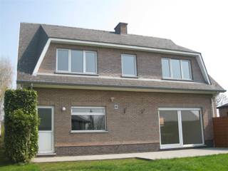 Charmante 4-gevel Villa met Tuin! Ontdek deze residentieel gelegen 4-gevel villa met een gezellige tuin. De woonkamer heeft een open haard, en...