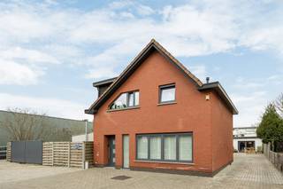 <p><span> </span></p><p><span>Op zoek naar een ruime woning met veel licht, een praktische indeling en een zee aan buitenruimte? Deze verzorgde woning in Wommelgem combineert comfortabel wonen met een uitstekende bereikbaarheid vlakbij de autosnelweg. Ideaal voor wie ruimte en mogelijkheden zoekt, zowel binnen als buiten.</span></p><p><span> </span></p><p><span>Licht, leefruimte en gezelligheid</span></p><p><span>Via de inkomhal kom je in de aangename leefruimte, waar grote ramen zorgen voor een mooie lichtinval. Aansluitend vind je de eetkamer en de keuken, die samen een open en gezellige plek vormen voor het dagelijkse leven. De keuken is praktisch ingericht en sluit naadloos aan op de ruime veranda. Deze veranda is een echte meerwaarde: met z’n ca. 36 m² en overvloed aan licht creëer je hier moeiteloos een extra leefruimte, eetplaats of ontspanningsplek met zicht op de tuin. Dankzij de aanwezige verwarming geniet je hier het hele jaar door.</span></p><p><span>Verder vind je op het gelijkvloers nog een ruime technische berging/wasruimte met voldoende opslagruimte, evenals een volledig betegelde douchekamer met toilet – handig en praktisch ingericht.</span></p><p><span> </span></p><p><span>Comfortabel slapen en ruimte om te groeien</span></p><p><span>Op de eerste verdieping geeft de nachthal uit op drie volwaardige slaapkamers van telkens ca. 11 à 12 m². Ideaal als gezinswoning of voor wie extra ruimte wenst voor bureau of hobby.</span></p><p><span>De badkamer is ruim en functioneel, voorzien van een ligbad, dubbele lavabo en toilet. Ze heeft een retro karakter en biedt de mogelijkheid om naar eigen smaak te vernieuwen.</span></p><p><span> </span></p><p><span>Genieten van buitenruimte en vrijheid</span></p><p><span>Buiten beschik je over bijzonder veel ruimte. Vooraan is er een ruime parking, terwijl de carport extra beschutting biedt. Achteraan ligt een grote, verharde tuin met een gezellig overdekt terras en loungehoek – perfect om te genieten van zonnige dagen.</span></p><p><span>De tuin is bovendien rechtstreeks toegankelijk vanop straat, wat extra praktisch is. Ook het tuinhuis biedt nog bijkomende opslagruimte.</span></p><p><span> </span></p><p><span>Strategisch gelegen en vlot bereikbaar</span></p><p><span>De woning bevindt zich in Wommelgem, in een eerder industriële omgeving maar met een grote troef: de bereikbaarheid. Je zit hier vlakbij belangrijke invalswegen en autosnelwegen, waardoor je je vlot verplaatst naar Antwerpen en daarbuiten. Ideaal voor wie mobiliteit belangrijk vindt.</span></p><p><span> </span></p><p><span>Maatregelenregister: in aanvraag</span></p><p><span> </span></p>