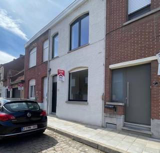 <strong>Volledig gerenoveerde woning met 3 slaapkamers en grote tuin<br /><br />Indeling:</strong><br />inkomhal, living met open keuken, badkamer, apart toilet en droge kelder<br />1ste verdiep: 1 kamer, toilet en open ruimte(ideaal voor bureau)<br />2de verdiep: 2 slaapkamers<br /><br /><strong>Troeven:</strong>
<ul><li>droge kelder</li><li>kwaliteitsafwerking</li><li>automatische rolluiken(gelijkvloers)</li><li>keuken met eiland(volledig uitgerust)</li><li>badkamer volledig betegeld(bad + douche + dubbel lavabo)</li><li>zeer goed epc A</li><li>elektriciteit conform</li><li>groot terras met mooie tuin</li><li>zonnepanelen inbegrepen</li><li>airco in alle kamers + living + keuken</li></ul>
Mogelijkheid tot bijkopen garage in de straat.