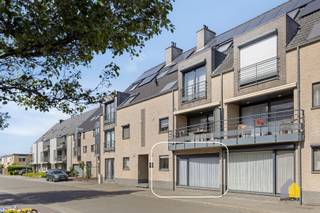 INDELING :- Appartement : Inkomhal met toilet, rechthoekige woonkamer (7,66 x 3,98 m), aparte keuken (2,65 x 2,00 m) ingericht met elektrisch...