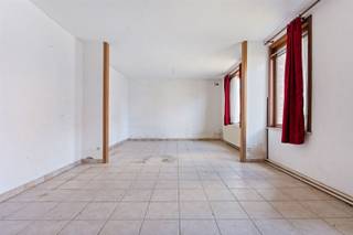 Bent u op zoek naar een uniek renovatieproject met tal van mogelijkheden? Dan is dit pand precies wat u zoekt!Gelegen in een rustige omgeving, maar...