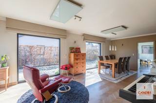 Deze charmante halfopen bebouwing is gelegen in een <strong>rustige straat</strong> op de grens van Mariakerke/Wondelgem en biedt een <strong>vlotte verbinding</strong> naar winkels, scholen en het openbaar vervoer. Op slechts 15 minuten fietsen van het centrum van Gent.<br /><br />De woning is <strong>volledig uitgerust</strong> en steeds <strong>goed onderhouden</strong>, met onder meer: 15 zonnepanelen met groenestroomcertificaten (2009), een volledig <strong>geïnstalleerde keuken</strong> inclusief nieuwe vloer met vloerisolatie (2019), een badkamer met ligbad en douche (2021) en overal nieuwe ramen (2021&amp;2023).<br /><br />Op het gelijkvloers bevindt zich een ruime inkomhal met gastentoilet, die toegang geeft tot de <strong>lichtrijke woonkamer</strong> en zithoek met <strong>houtkachel</strong>. Aansluitend bevindt zich de volledig uitgeruste, moderne keuken, die in verbinding staat met de <strong>bijkeuken</strong> met handige inbouwkasten en de tuin. De <strong>zonnige tuin</strong> is voorzien van een aangelegd <strong>terras en zonneluifel</strong>, perfect voor ontspanning. Er is voldoende parkeergelegenheid op de oprit langs de woning en in de zeer ruime <strong>garage</strong> met sectionale poort achteraan.<br /><br />Op de bovenverdieping bevinden zich <strong>drie slaapkamers</strong> en de badkamer met ligbad, toilet, dubbele lavabo en <strong>inloopdouche</strong>. Via het zolderluik is er toegang tot een ruime en praktische zolder.<br /><br />Deze woning is ideaal voor wie op zoek is naar een <strong>rustige en comfortabele plek</strong> om thuis te komen. Voor meer informatie of een bezoek kan je contact opnemen met Theo via: theo@convas.be