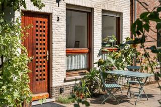 <p><span>Verscholen in een groene steeg in de karaktervolle Seefhoek van Antwerpen ligt deze charmante woning met een ruime opslagplaats/atelier. Een bijzondere combinatie van rustig en groen wonen, terwijl het bruisende stadsleven vlakbij is. Het Centraal Station en de Zoo van Antwerpen liggen op wandelafstand.</span></p><p><span>Via de houten poortjes vanaf de straat komt u in de sfeervolle steeg. Halverwege ligt aan de linkerzijde de woning, met een gezellig voortuintje. Het linker gebouw omvat de woning, het rechter gebouw de ruime opslagplaats/atelier.</span></p><p><span>U betreedt de woning via de inkomhal, die toegang geeft tot de leefruimte. Deze strekt zich uit over de volledige diepte van het pand en geeft uit op de stadskoer. Aansluitend bevindt zich de keuken, met daarachter het toilet.</span></p><p><span>Op de eerste verdieping vindt u drie slaapkamers en de badkamer met inloopdouche. Daarnaast beschikt de woning over een ruime kelder met aansluitingen voor wasmachine en droogkast.</span></p><p><span>Naast de woning bevindt zich een ruime duplex-opslagplaats. Deze biedt heel wat mogelijkheden en kan bijvoorbeeld dienstdoen als fietsenstalling, atelier, hobbyruimte of werkplek.</span></p><p><span>Zowel vanuit de woning als vanuit de opslagplaats heeft u toegang tot de ruime stadskoer van ca. 30 m². Een fijne, rustige buitenruimte die midden in de stad toch een gevoel van privacy en rust biedt.</span></p><p><span>Een charmante woning op een verrassend rustige plek, met veel mogelijkheden en alle voordelen van de stad binnen handbereik.</span></p>