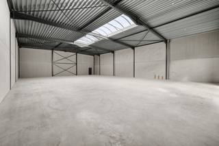 In een goed bereikbare bedrijvenzone te Oostkamp bevindt zich deze casco nieuwbouw KMO-unit van 495m². De unit biedt een praktische en...