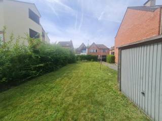 Mooi en rustig gelegen bouwgrond met mogelijkheid tot realisatie van een eengezinswoning in halfopen bebouwing. Het perceel heeft een breedte van 11.5 m en biedt ruimte voor een volwaardige woning met aangename buitenruimte, in een groene en beschutte omgeving.<br /><br />De bijgevoegde schets illustreert het maximaal bouwbare volume volgens het geldende RUP nr. 9 (Merelbeke-Station). <br /><br />Het perceel is momenteel deels ingericht als tuin, met een tuinhuis, serre, terras en kleine vijver. De bestaande groenstructuur biedt, mits onderhoud en snoeiwerk, een goede basis voor de toekomstige tuininrichting.<br /><br />Vastgoedinlichtingen voor overdracht zijn aangevraagd. <br /><br />De algemene voorwaarden van Dewaele DIY kunt u steeds raadplegen via dewaele.com.<br /><br />Bestuursmaatregelen in het maatregelenregister: nee